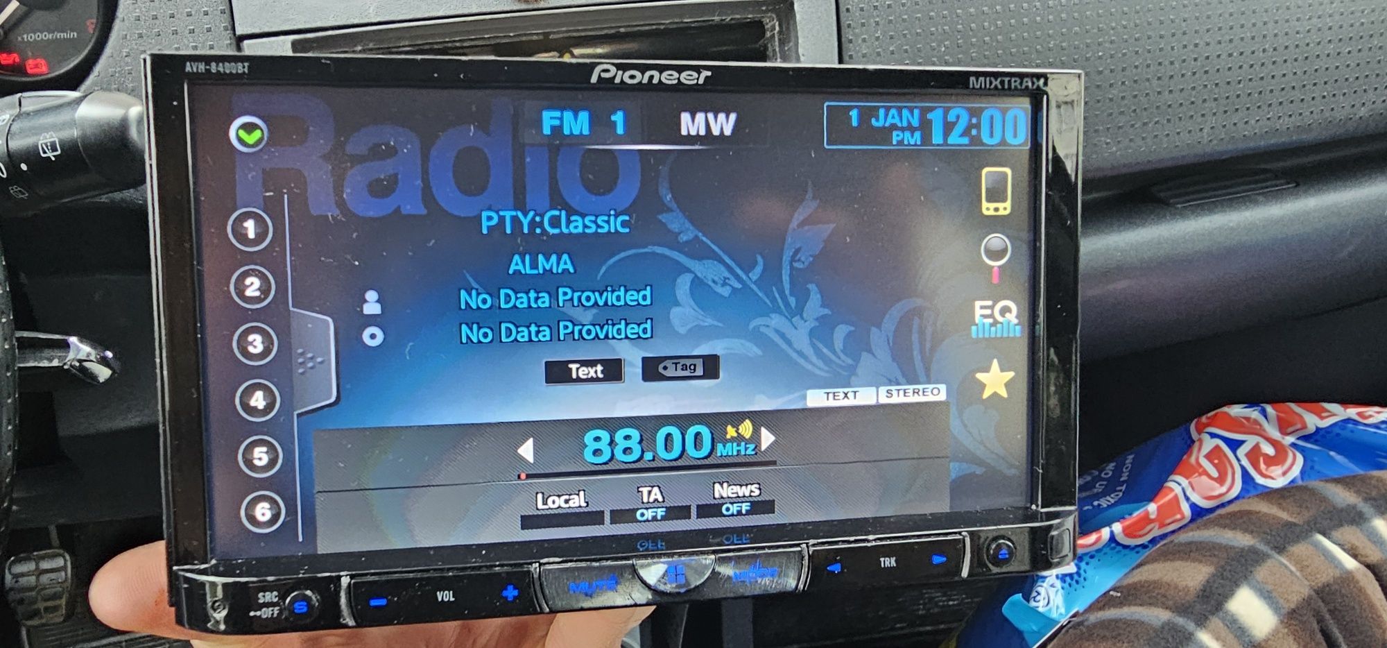 Продавам Pioneer avh-8400bt