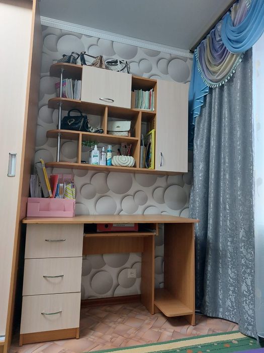 Продам письменный стол, полки для книг