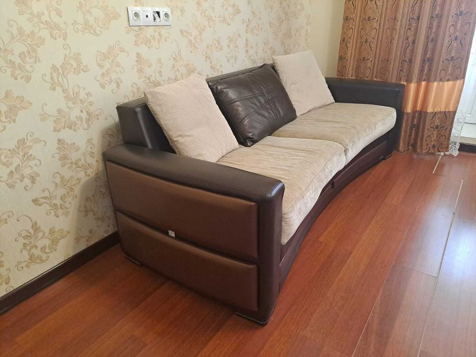 Кожаный.     диван