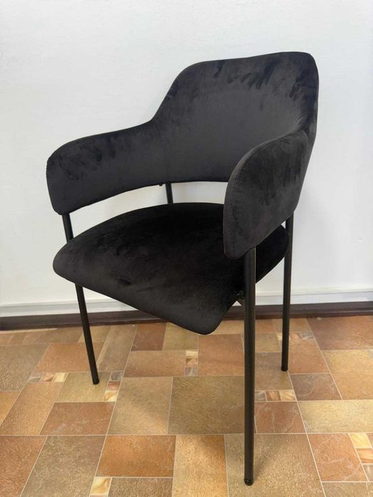 scaun negru de catifea