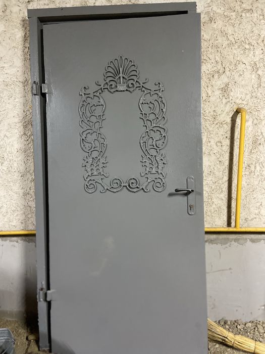 продаю дверь полный железный рядом ключи есть запасная ключи цена дог