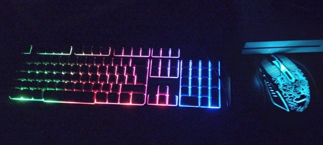 Tastatura RGB,maus RGB,mouse ped,casti.