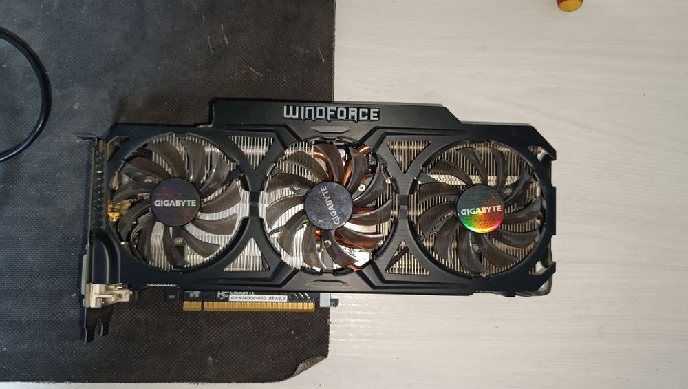Продам видеокарту Gigabyte GTX 760 4GB Windforce