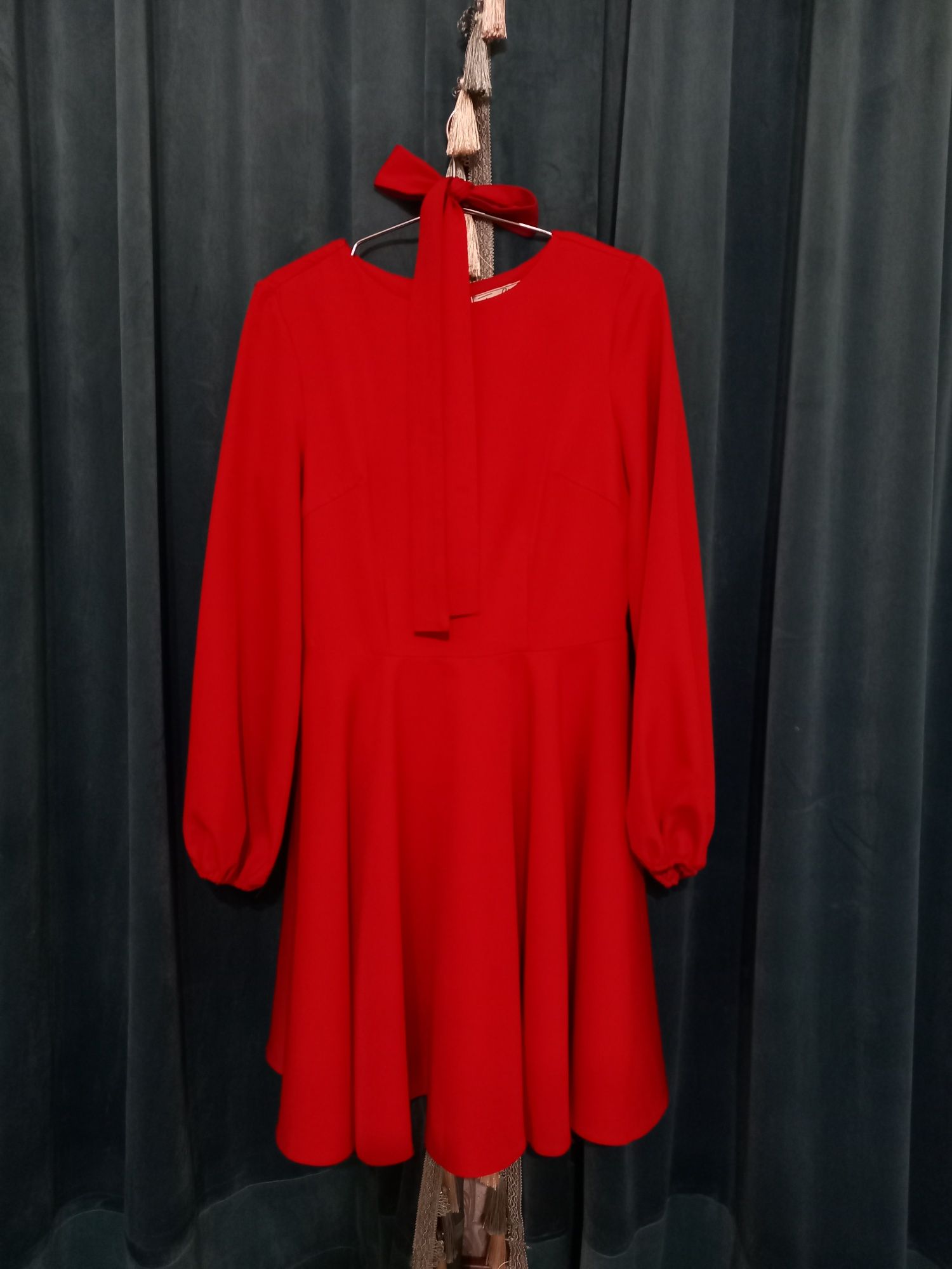Красное платье скромно стиле