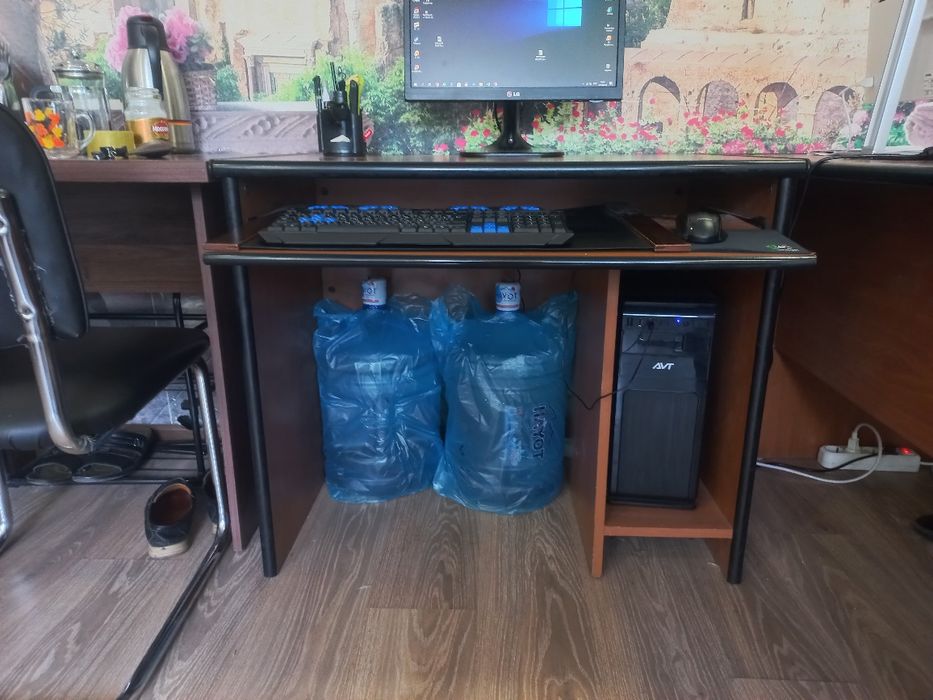 Ofis uchun stol sotiladi SROCNO
