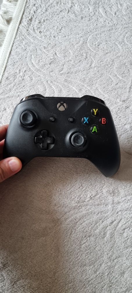 Controller PS4 si Xbox One, perfecta stare