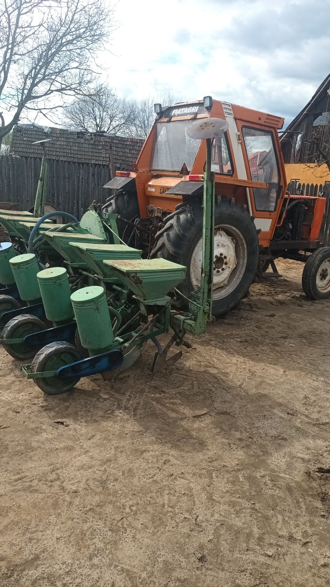 Vânt tractor Fiat 1080 4x4 și utilaje