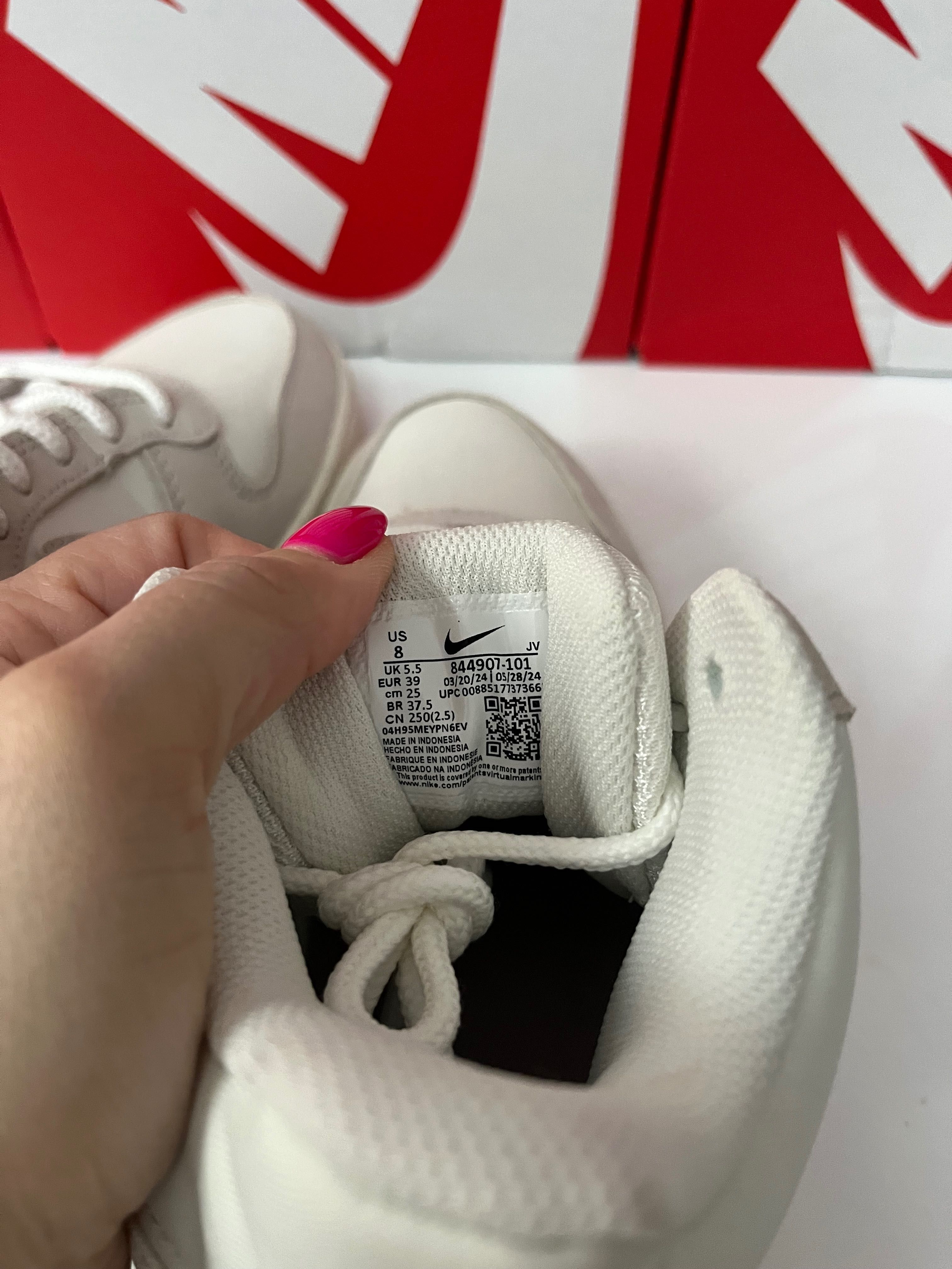 Нови кецове NIKE