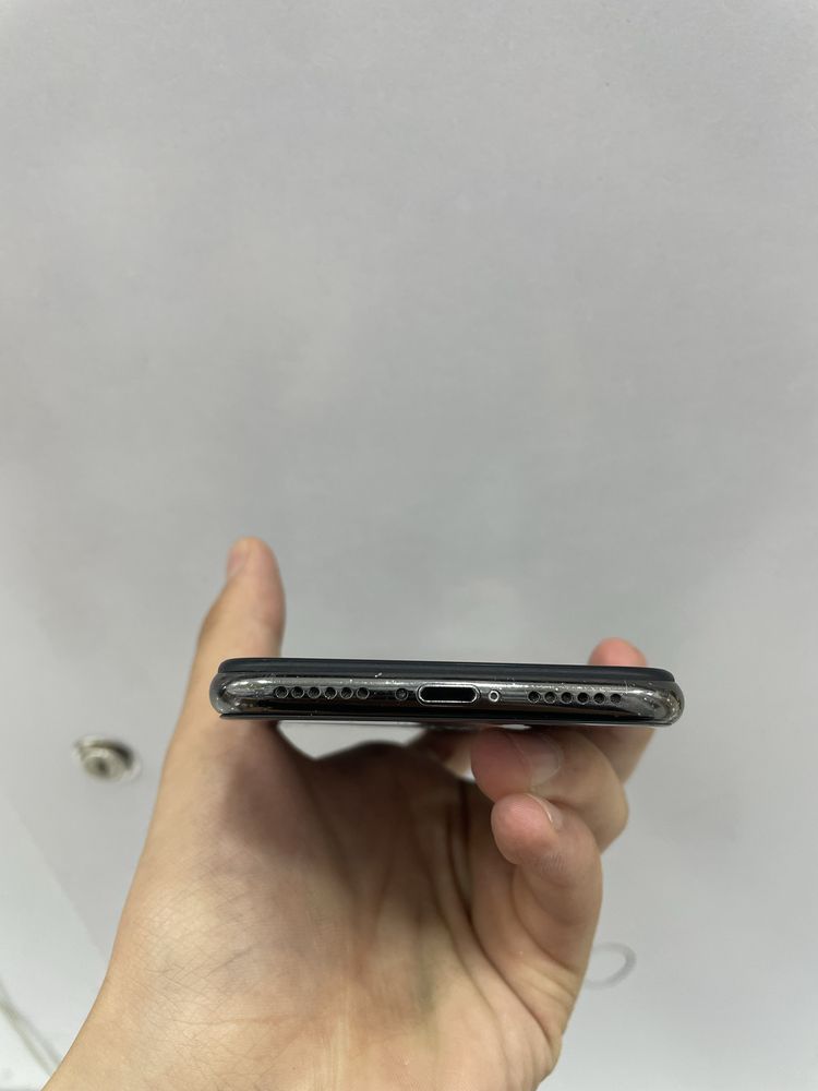 IPhone X 64GB holati ortacha