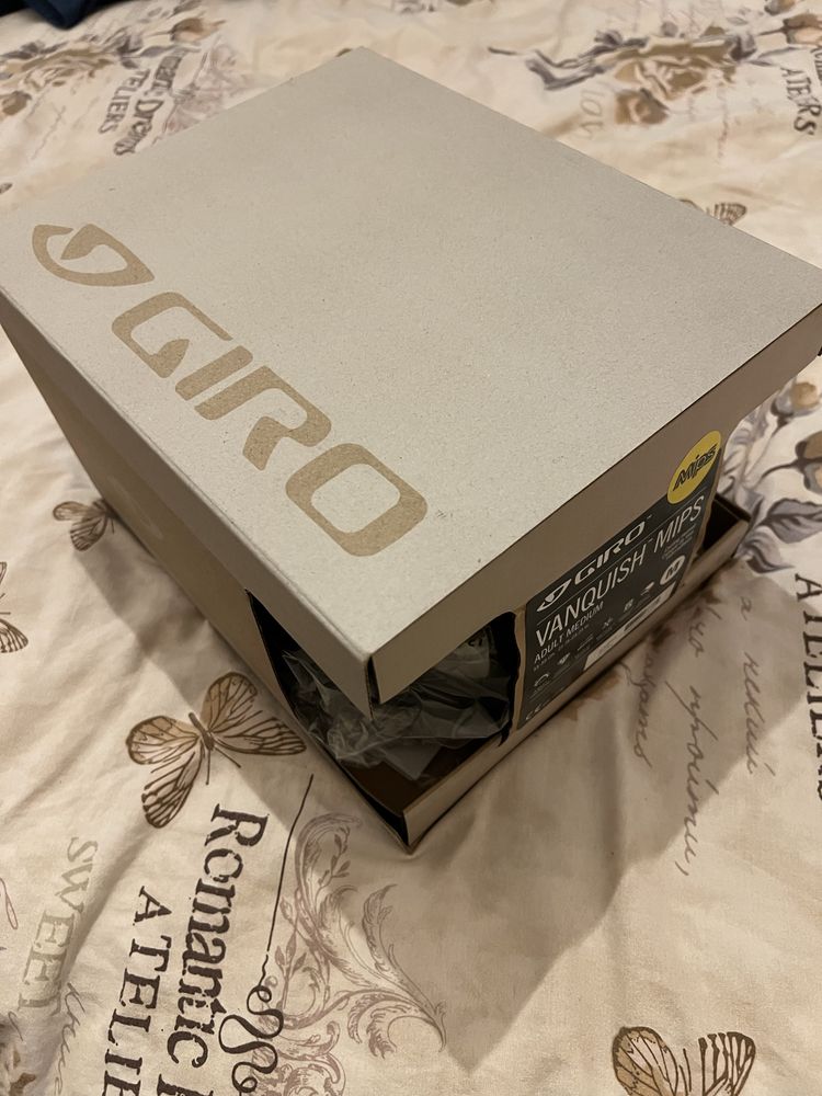 Велосипедна каска GIRO Vanquish MIPS