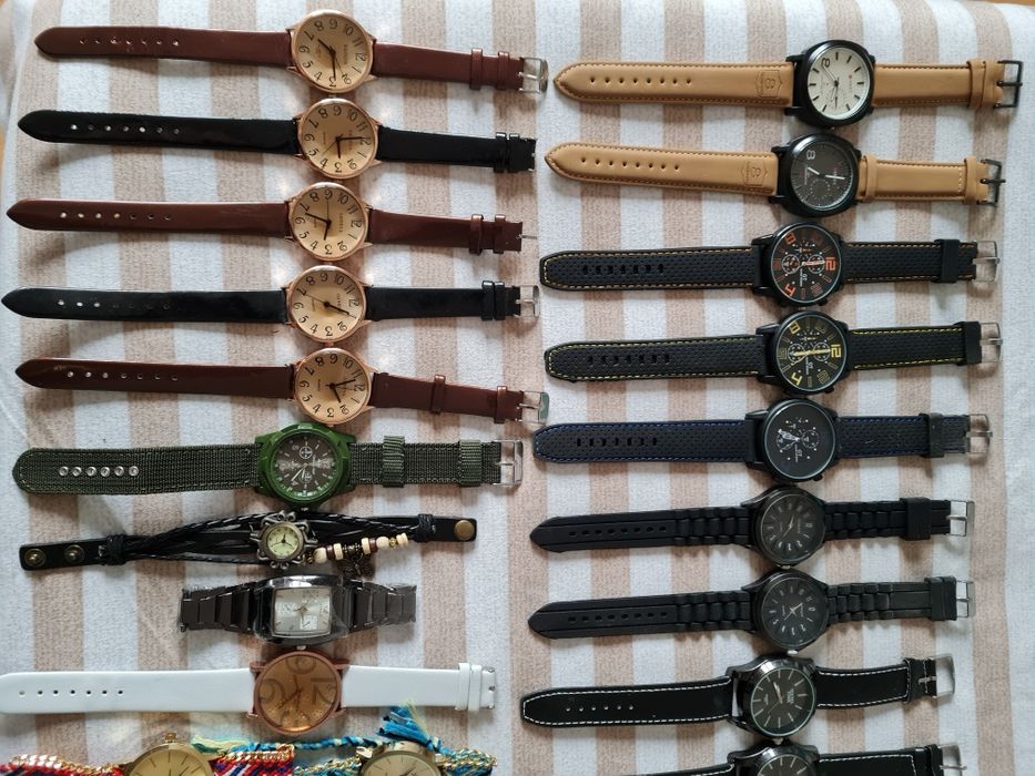 Diferite modele de ceasuri funcționabile de bărbați și de dama .