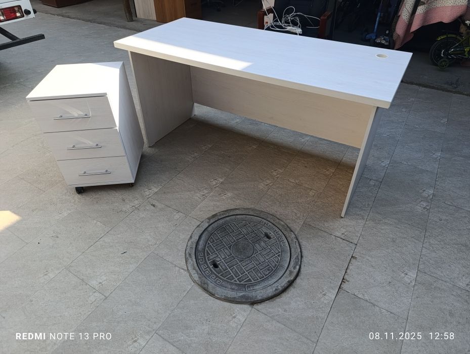 Продам офисный стол с тумбой