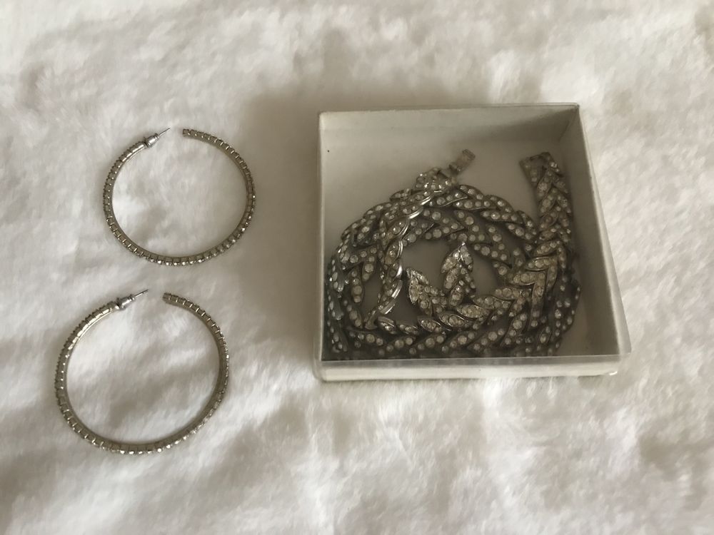 2 Seturi bijuterii, compuse din colier/bratara/cercei
