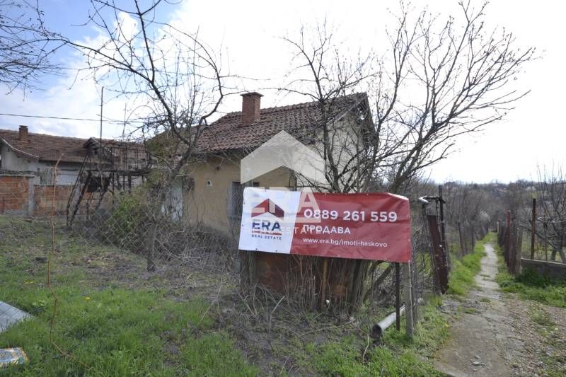 Слънчев парцел на Кенана в пресечка на главения път