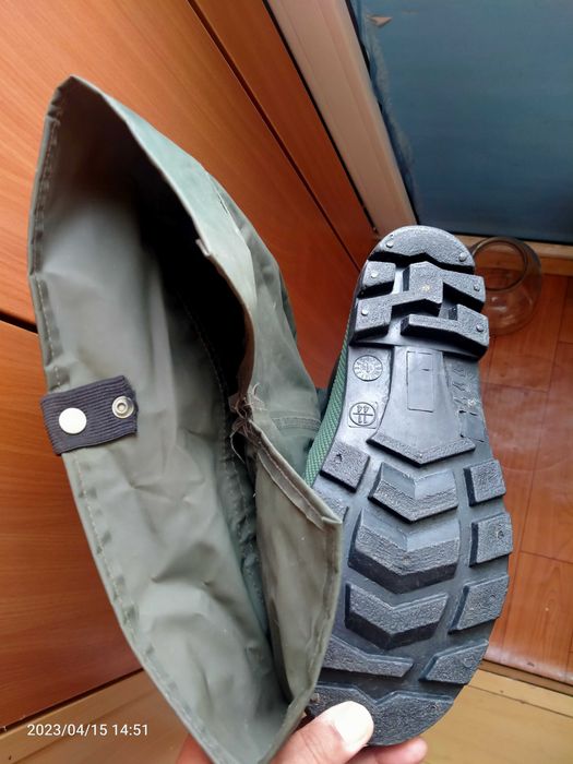 Продам резиновые сапоги ,