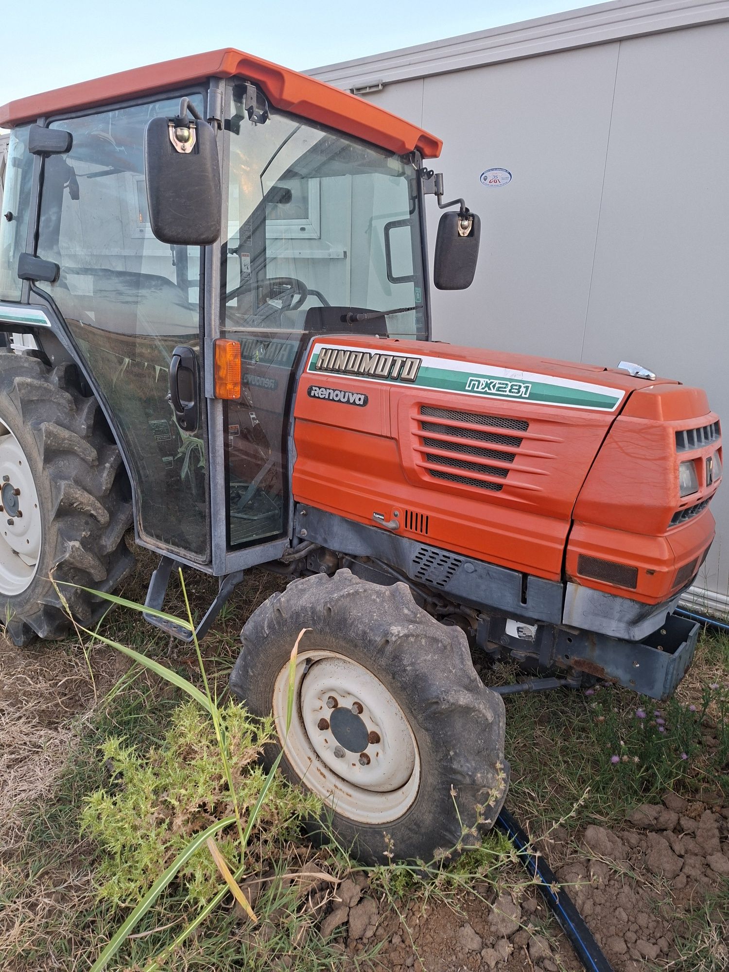 Трактор Hinomoto 28hp 4х4 перфектно състояние на 1100 мото часа
