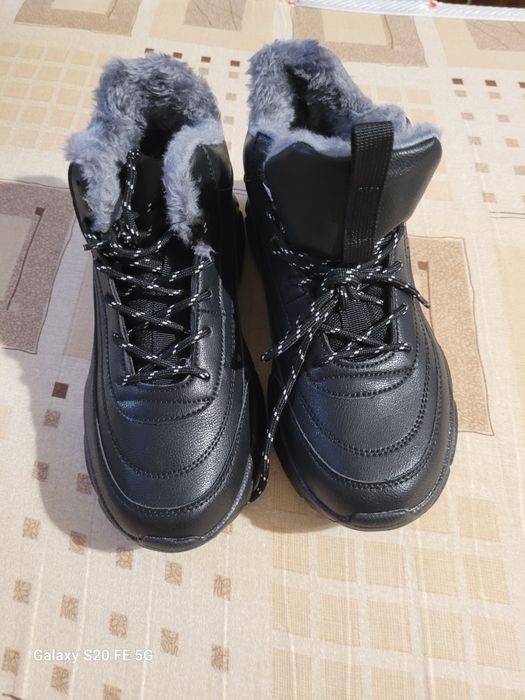 Зимни обувки нови 40номер