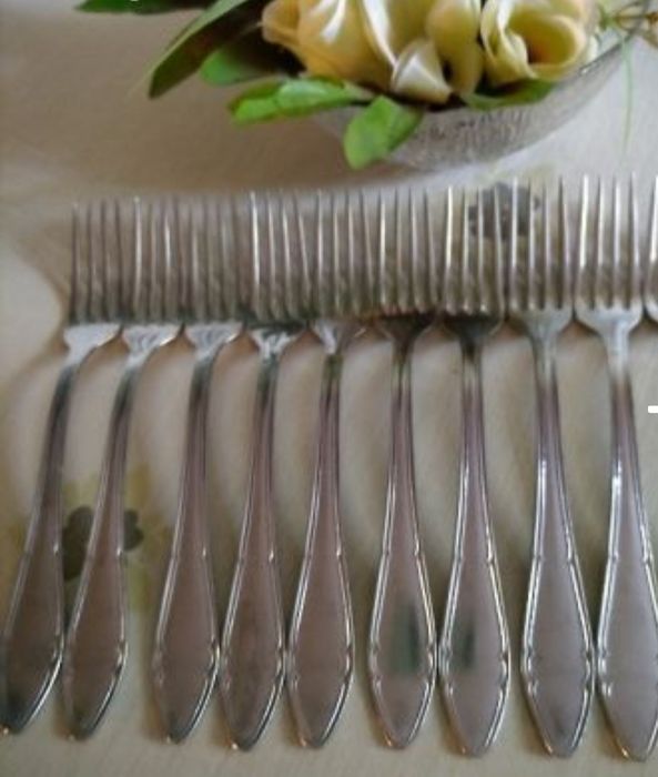 Вилици, лъжици, ножове.