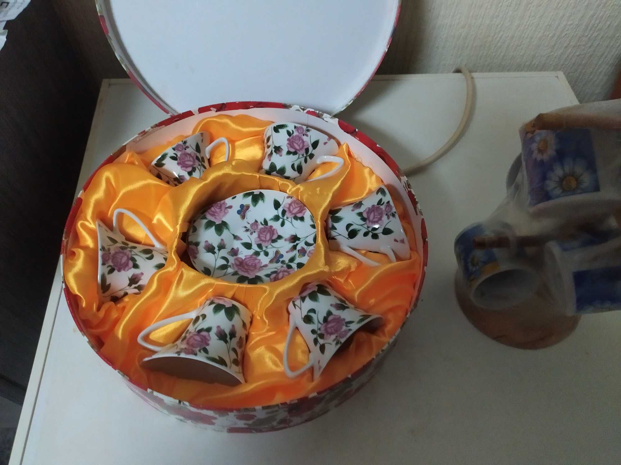 Продавам 2 сервиза за кафе.