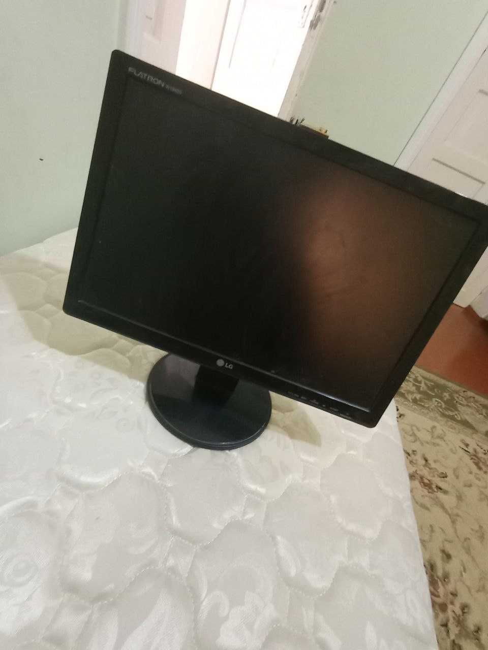 Monitor LG FLATRON 1942s  в хорошем состояние