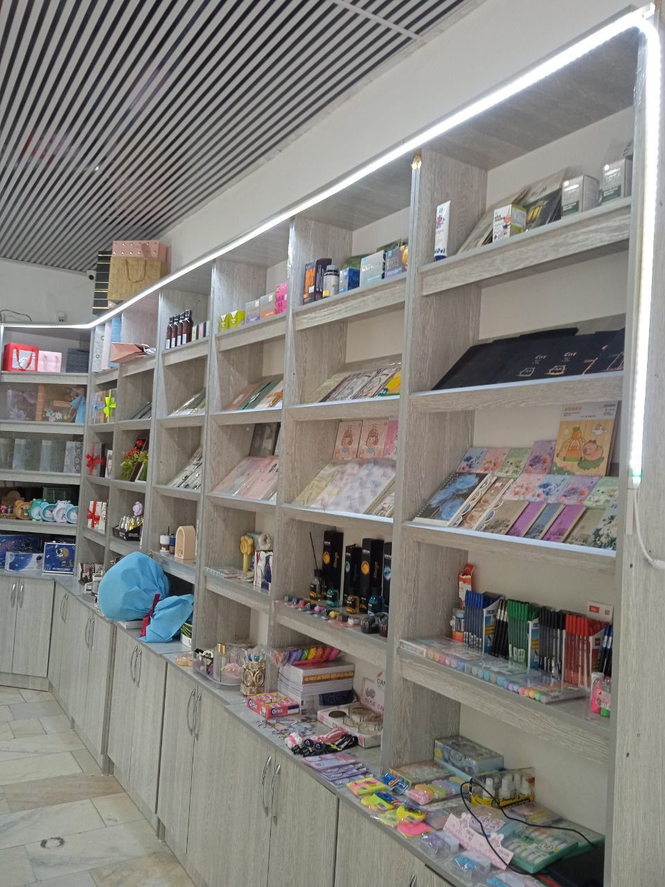 Magazin uchun mebel