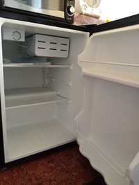Мини-хладилник с фризер, цвят черен, разм.: В62*Ш44*Д47