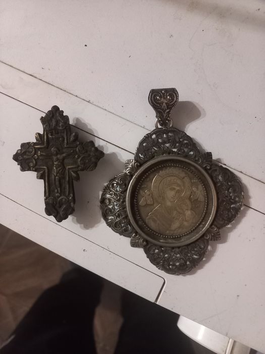 Стари кръст и икона