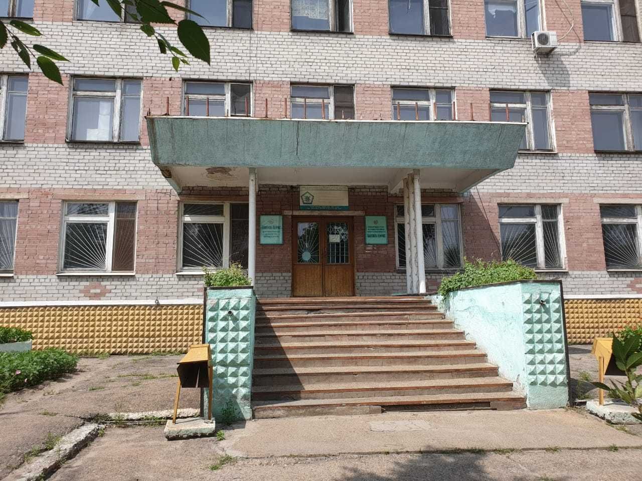 Здание административное трехэтажное кирпичное
