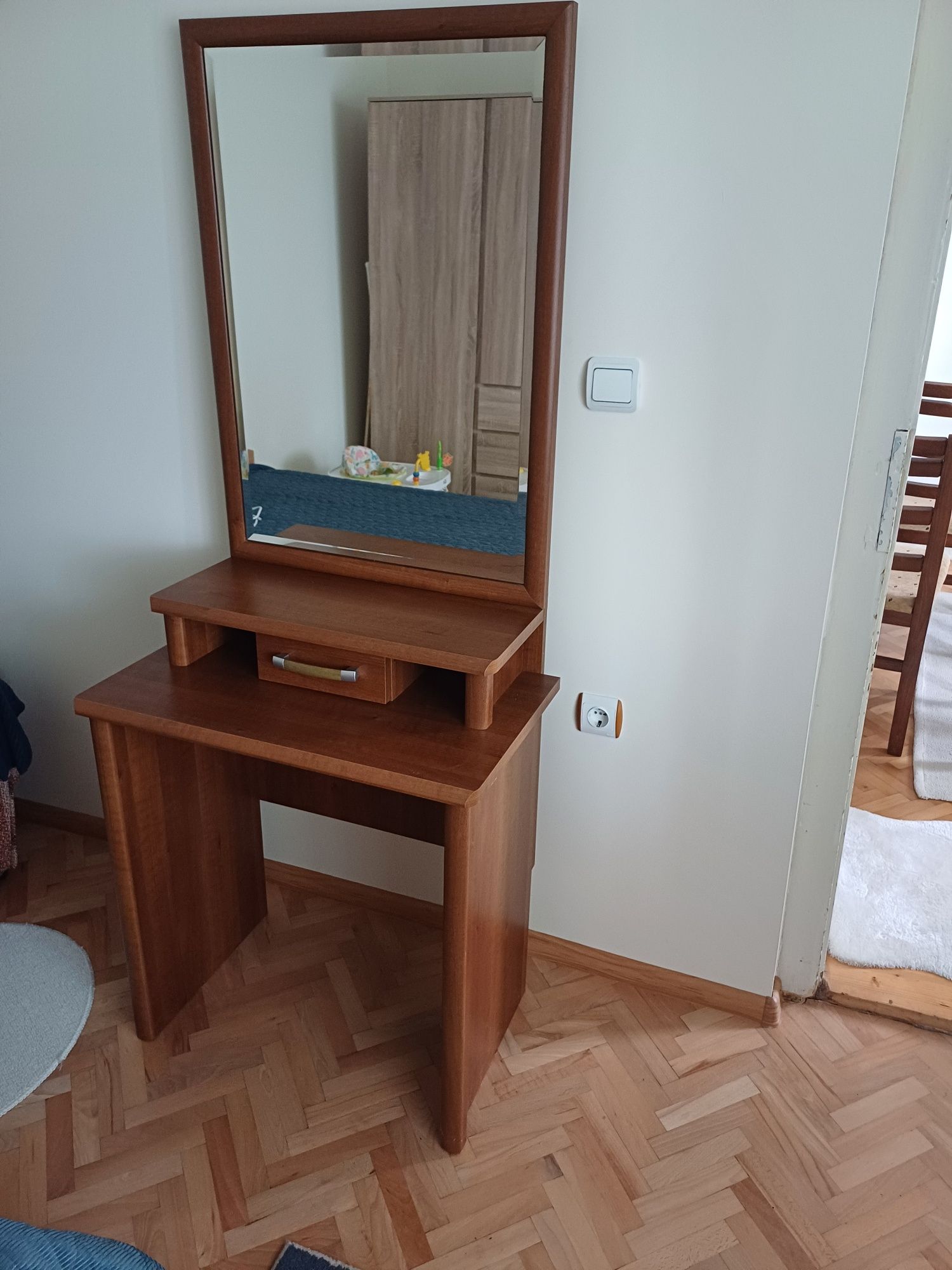 Тоалетка с огледало, нова