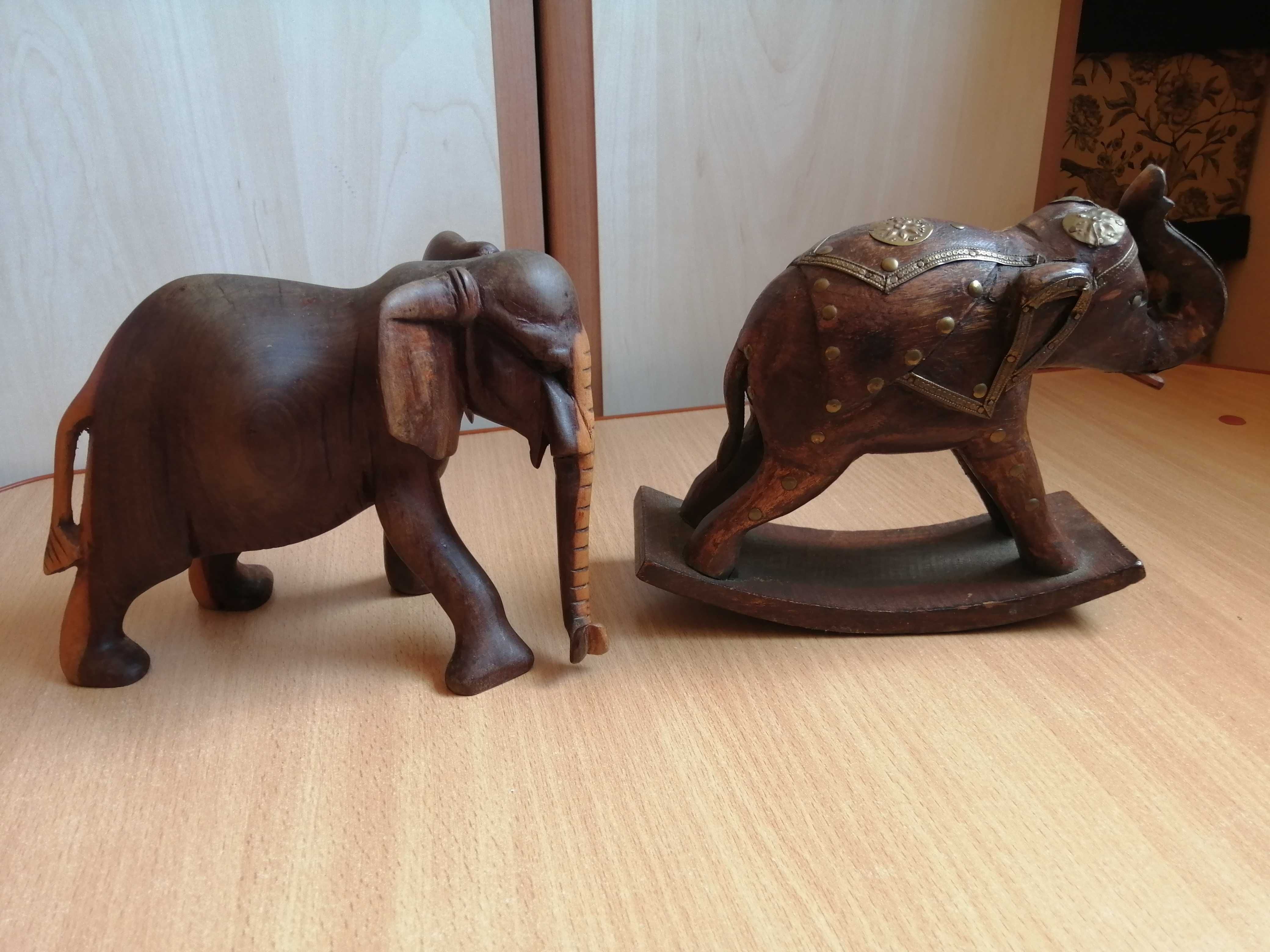 Elefanți din lemn