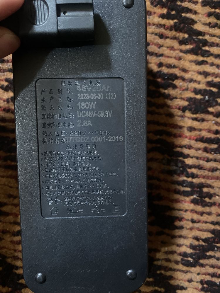 Elektirsukuter uchun zaryadchik