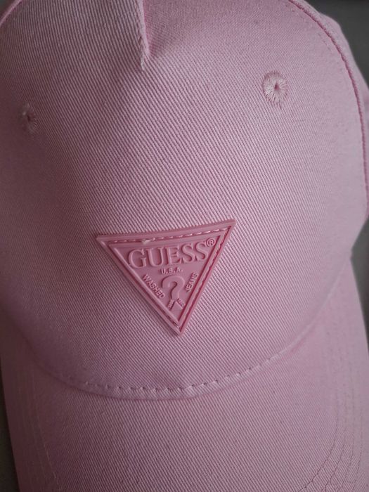 Нова шапка Guess