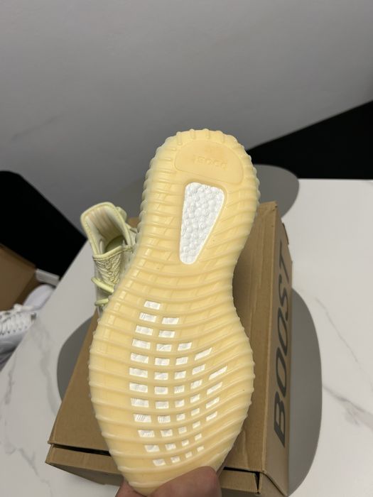 Yeezy 350 v2 culoare deschisa