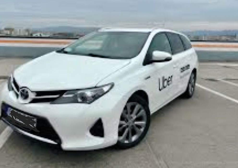 Inchiriez Toyota Corolla hybrid colant Bolt Uber masina automata
