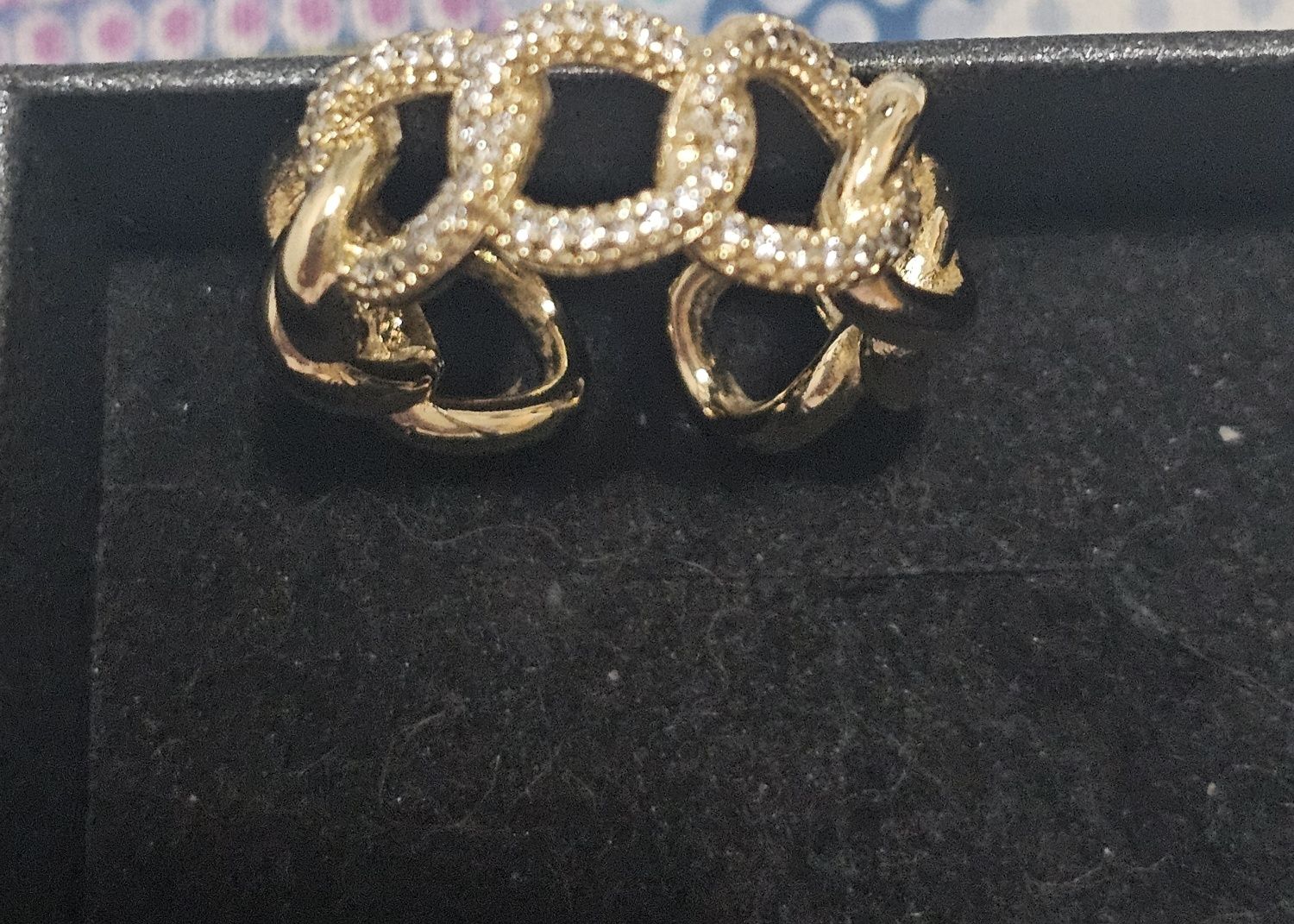 Vând inel dama nou, modern, culoare auriu model cu pietre