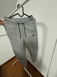 Vand pantaloni nike tech din SUA