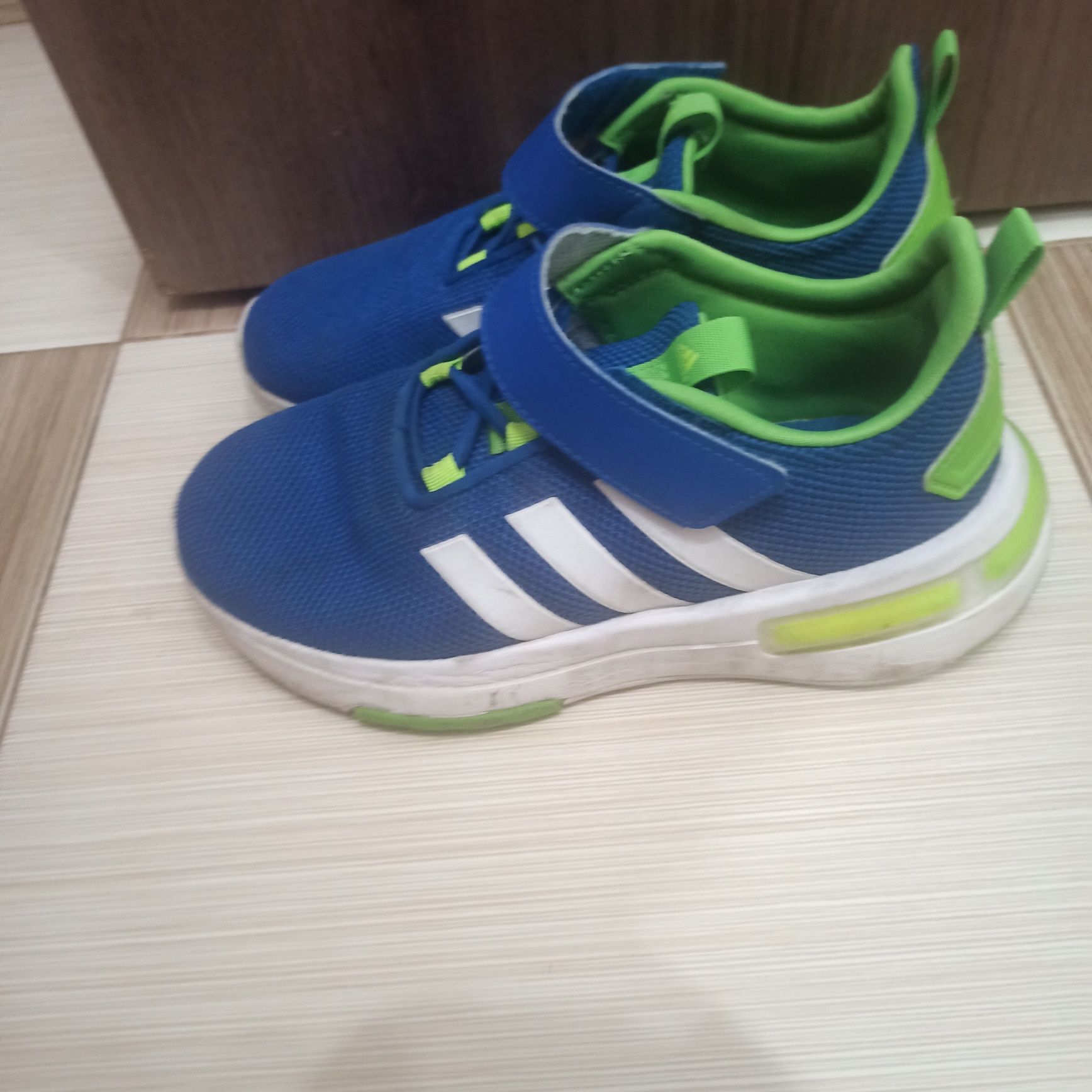 Оригинални маратонки Adidas.
