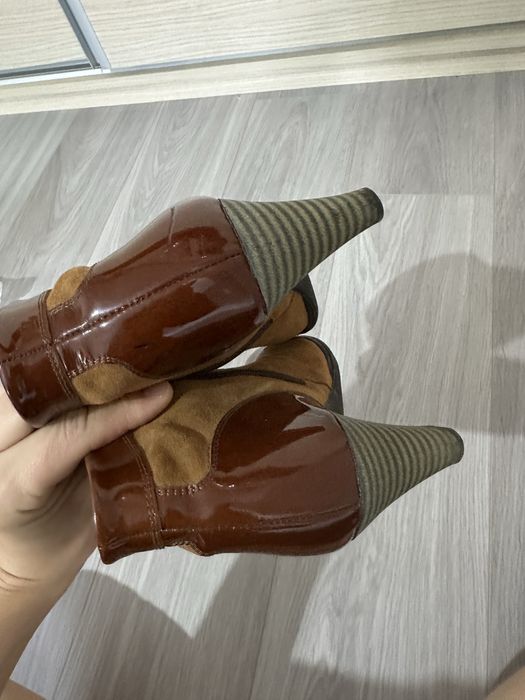 Botine piele intoarsa si lac 39