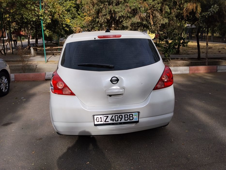 Nissan tiida sotiladi oldidan urilgan