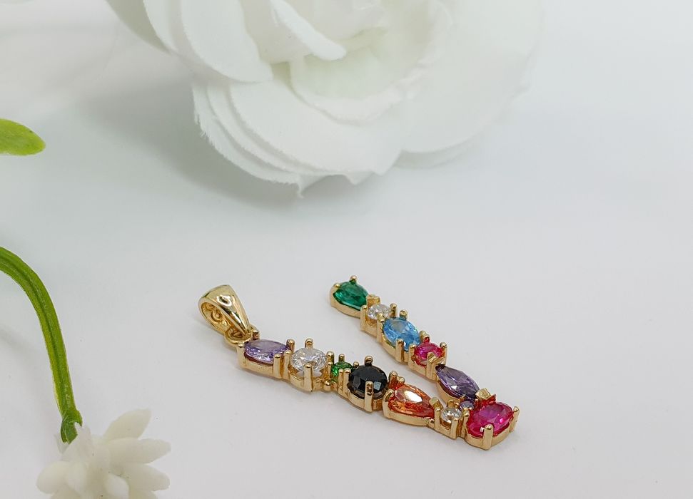 Pandantiv din aur de 14K cu inițială V și pietre colorate