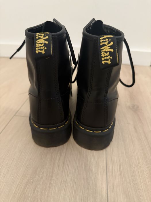 Bocanci Dr Martens negri , cu tinte argintii