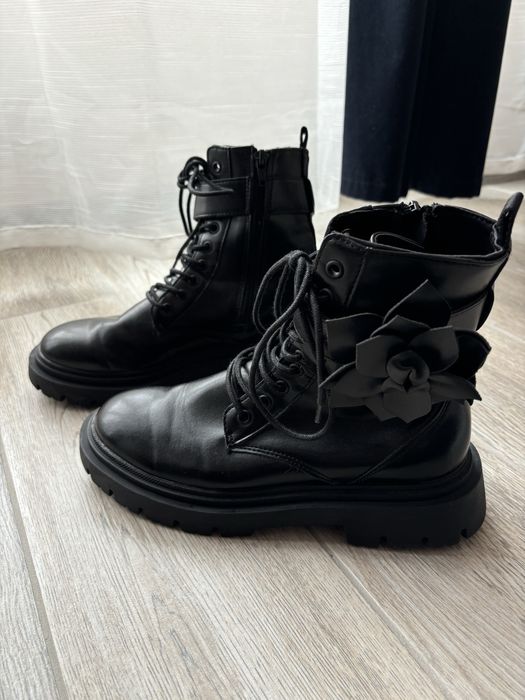 Черни боти с акцент Zara