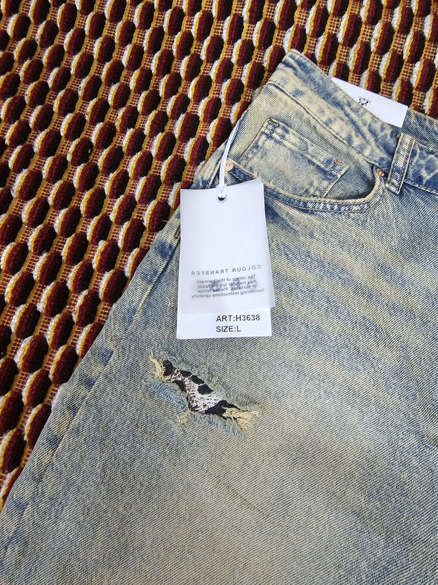 Blugi din denim de un albastru uzat cu rupturi  și animal print