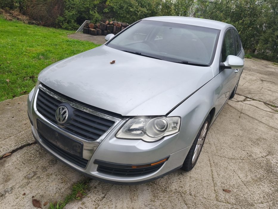 Bară față cu grilă centrală cromată gri LA7W Volkswagen Passat B6