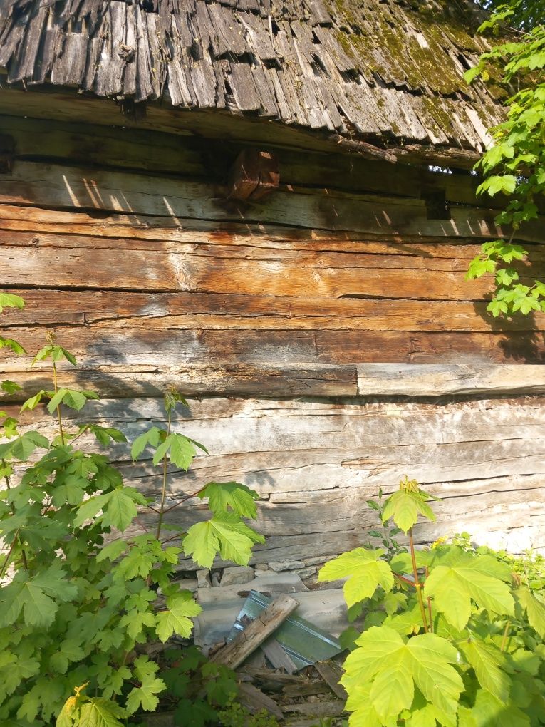 Vând grajd, coteț, lemn vechi