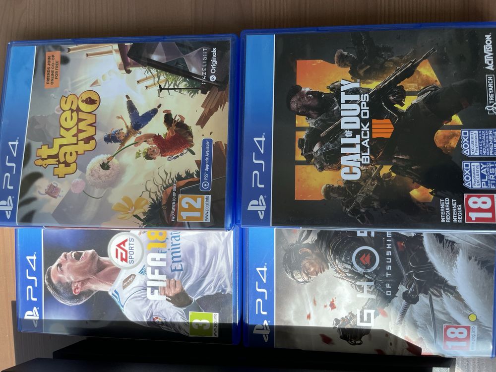 PlayStation 4 с 4 игри, 2 джойстика и аксесоари