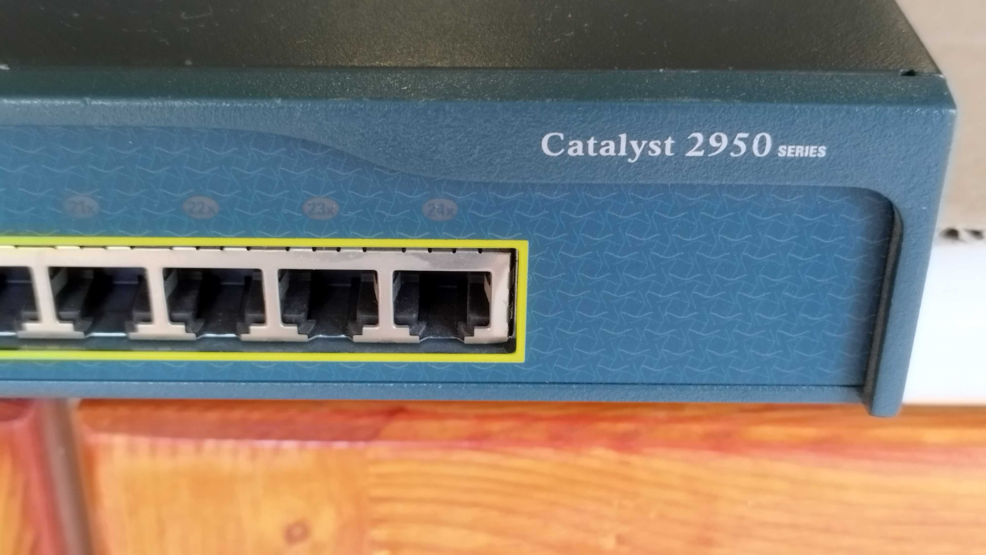 Cisco Catalyst C2950- Суичът е Cisco 24 портов