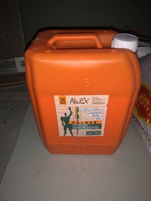 Грунтовка 5 кг и 1/3 от 10 кг. Остались после ремонта.