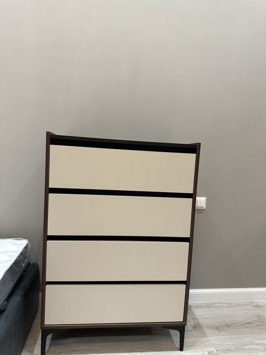 Komplekt mebel sotiladi