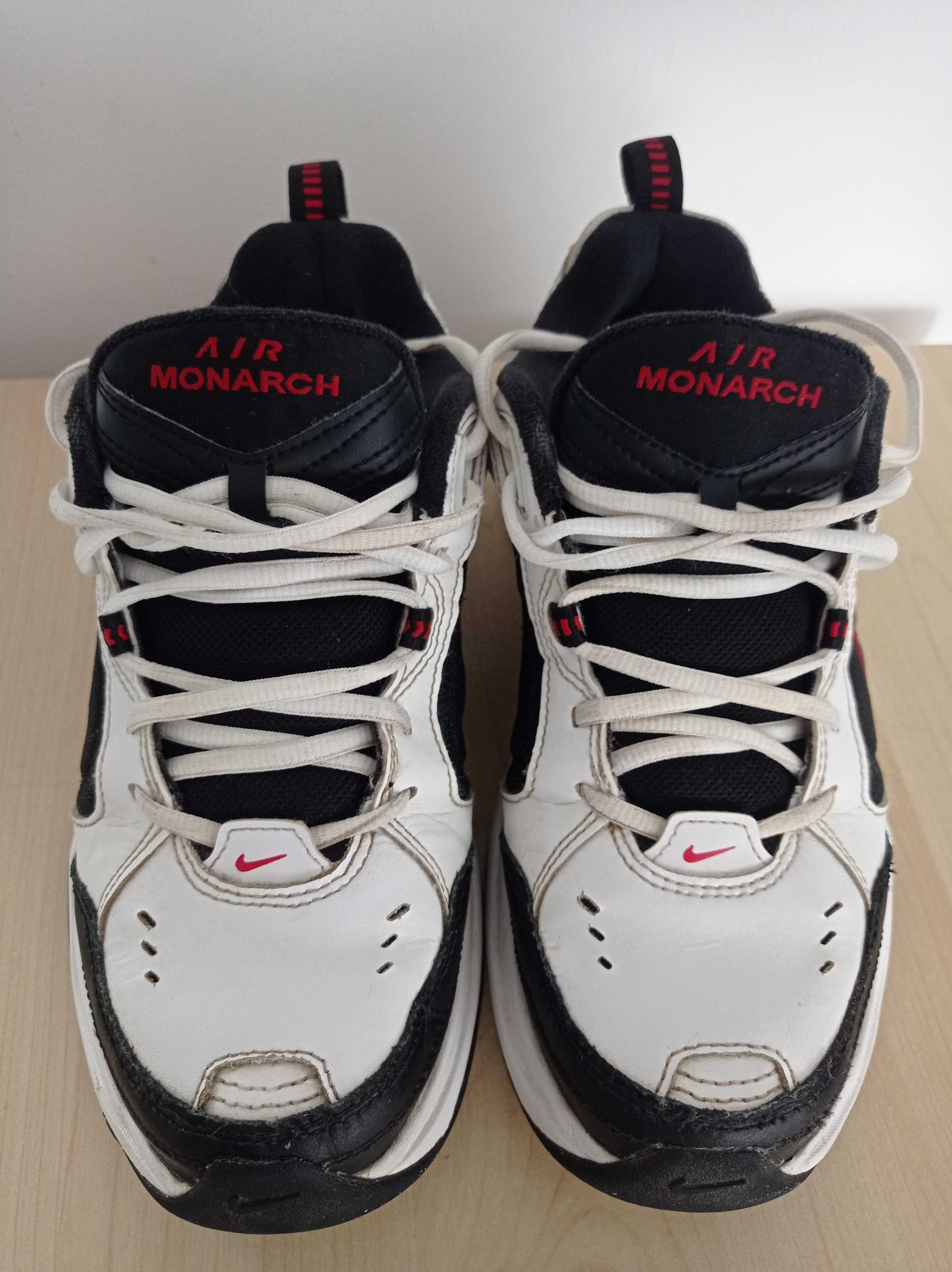 Маратонки NIKE .